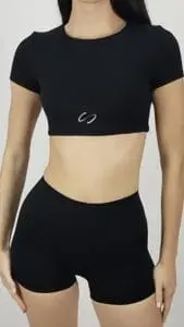 Top de manga corta negro con doble tela y copas extraíbles