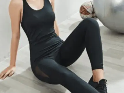 Mono deportivo largo en color negro