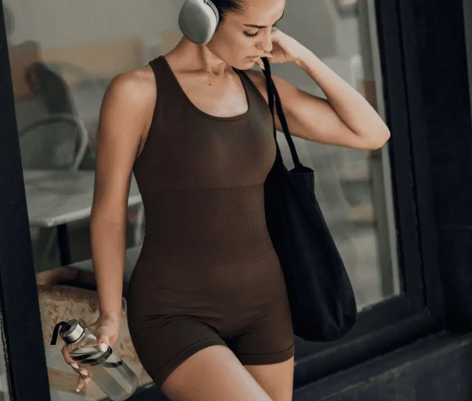 Mono deportivo marrón corto sin costuras